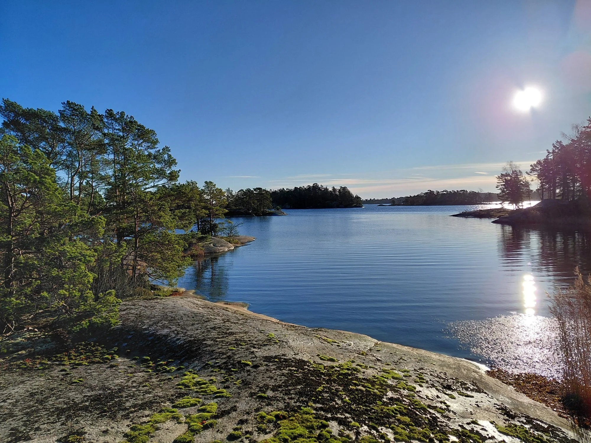 Vue sur les îles rocheuses et boisées de l’archipel de Stockholm sous un vaste ciel bleu